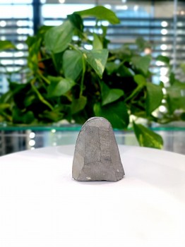 Tęczowy ametyst, dekoracja Brazi Druse Jewelry, szlifowany.