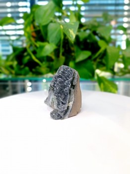 Bryłka ametystu tęczowego o surowej strukturze, profil boczny kamienia naturalnego marki Brazi