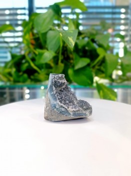 Bryłka naturalnego ametystu tęczowego o warstwowej strukturze, dekoracja z kamienia od Brazi.