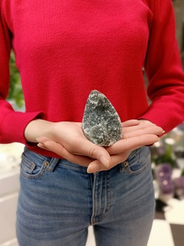 Naturalna bryłka ametystu tęczowego trzymana w dłoniach, prezentacja skali produktu Brazi.