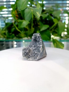 Dekoracyjna bryłka ametystu tęczowego o trójkątnym kształcie i drobnej strukturze kryształów, Brazi.