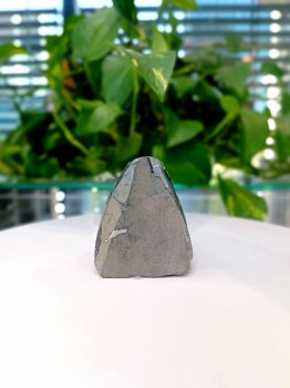 Gładka powierzchnia szarej matrycy bryłki ametystu tęczowego, widok od tyłu, biżuteria Brazi.