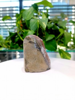 Surowa bryłka naturalnego ametystu o matowej, skalnej teksturze, kamień dekoracyjny Brazi