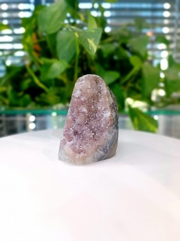 Bryłka ametystu z jasnofioletowymi kryształami we wnętrzu geody, minerał naturalny Brazi