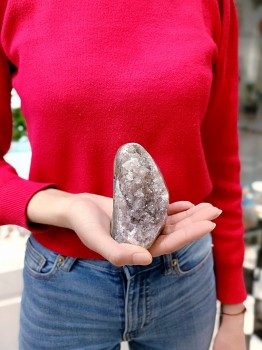 Naturalna bryłka ametystu trzymana w dłoniach, prezentacja wielkości minerału Brazi
