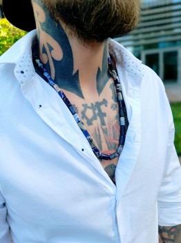 Męski naszyjnik z bryłek sodalitu na szyi modela, biżuteria Brazi w codziennej stylizacji.