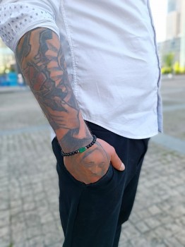 Męska bransoletka Brazi Druse Jewelry z malachitem i turmalinem, czarna, minimalistyczna.