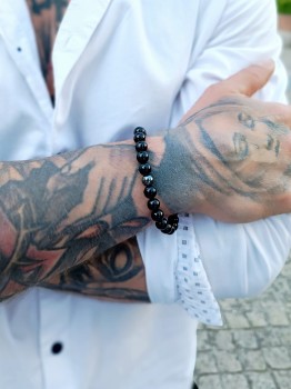Bransoletka męska z czarnym turmalinem i hematytem na nadgarstku modela, biżuteria Brazi.