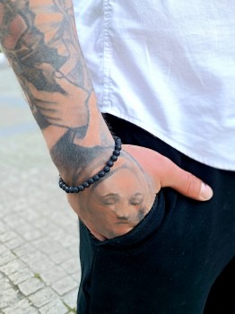 Bransoletka męska z czarnej lawy wulkanicznej na męskim nadgarstku, biżuteria Brazi