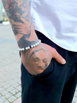 Zbliżenie na męską bransoletkę z białego howlitu i czarnego hematytu, naturalne kamienie Brazi