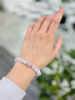 Bransoletka z fasetowanego akwamarynu ze złotymi przekładkami na nadgarstku, biżuteria Brazi