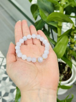 Bransoletka z naturalnego akwamarynu ze złotymi elementami ułożona na dłoni, biżuteria Brazi