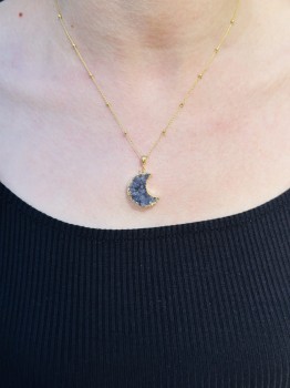 Naszyjnik Brazi Druse Jewelry: ametyst, kształt księżyca, złocone wykończenie.