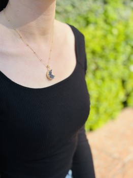 Naszyjnik Brazi Druse Jewelry, ametyst, złocony, kształt księżyca.