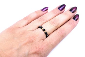 Pierścionek z naturalnego czarnego turmalinu z dekoracyjną złotą kuleczką, biżuteria Brazi