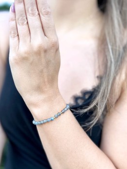 Bransoletka z naturalnego labradorytu prezentowana na nadgarstku, biżuteria marki Brazi