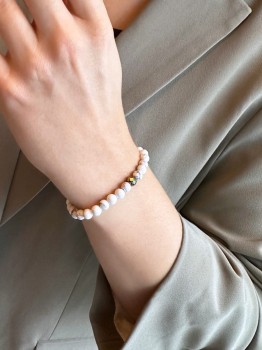 Bransoletka Howlit Hematyt: elegancka, biała, z detalem z hematytu.