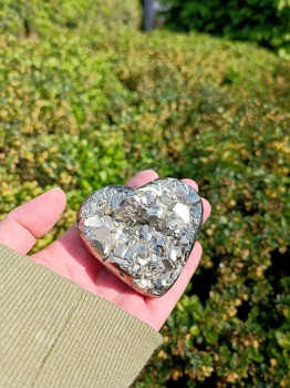 Naturalny piryt z Peru w formie dekoracyjnego serca o metalicznym połysku, marka Brazi