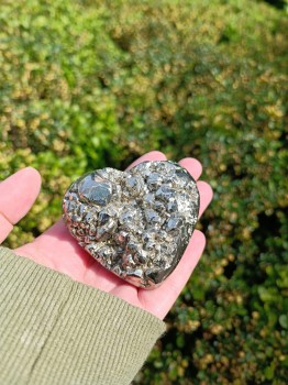 Serce z naturalnego pirytu z Peru o surowej strukturze, dekoracyjny kamień marki Brazi.