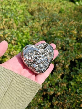 Piryt z Peru w kształcie serca, naturalny minerał o krystalicznej strukturze, biżuteria i dekoracje Brazi.