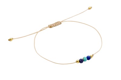 Bransoletka z kamieni naturalnych z pozłacanymi przekładkami na białym tle, biżuteria marki Brazi