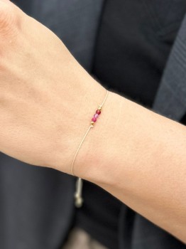 Delikatna bransoletka Brazi Druse Jewelry, Zodiak Baran, z różowymi kamieniami.