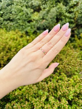 Delikatny pierścionek Zodiak Byk z różowymi kamieniami.