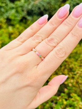 Zbliżenie na pierścionek z kamieni naturalnych w kolorze różowym i zielonym, biżuteria Brazi