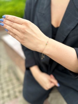 Bransoletka z kolorowymi minerałami na beżowym sznurku w ujęciu lifestylowym, marka Brazi