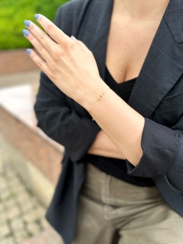 Bransoletka z kamieni naturalnych jako dodatek do eleganckiej czarnej marynarki, biżuteria Brazi