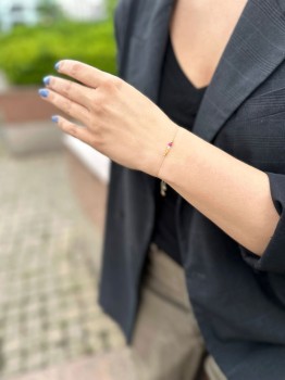 Bransoletka z żółtym kamieniem naturalnym na nadgarstku modelki, biżuteria marki Brazi