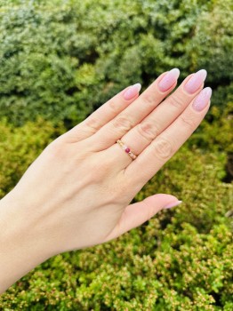 Pozłacany pierścionek z naturalnymi kamieniami szlachetnymi na dłoni, biżuteria Brazi