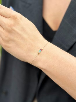 Bransoletka z kamieni naturalnych na nadgarstku modelki w ciemnej marynarce, biżuteria Brazi