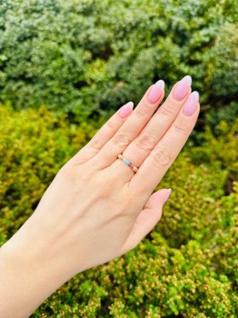 Pierścionek z niebieskim kamieniem naturalnym na dłoni w plenerze, biżuteria Brazi