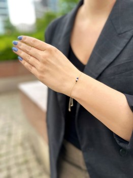 Bransoletka z minerałów jako element stylizacji z czarną marynarką, biżuteria lifestylowa Brazi