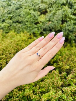 Pierścionek z różowych minerałów na dłoni, biżuteria z kamieni naturalnych Brazi.