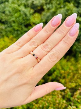 Zbliżenie na pierścionek z minerałów naturalnych na dłoni, ręcznie wykonana biżuteria Brazi.