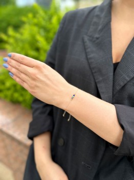 Bransoletka z fasetowanych kamieni naturalnych na nadgarstku modelki, biżuteria Brazi