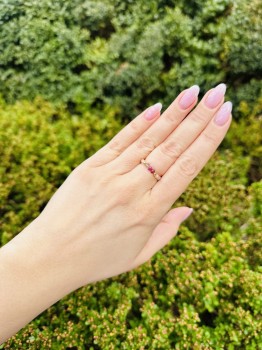 Pierścionek Zodiak Koziorożec z różowymi kamieniami.