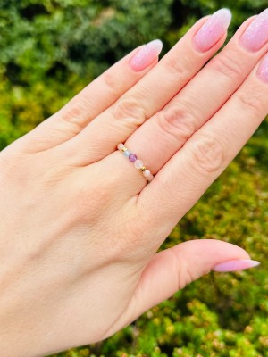 Pierścionek z fasetowanymi minerałami na dłoni, biżuteria Brazi w naturalnym świetle dziennym