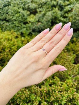 Subtelny pierścionek z naturalnych kamieni na dłoni, biżuteria handmade marki Brazi