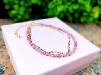 Delikatna bransoletka Brazi Druse z różowego turmalinu, na złotym łańcuszku.