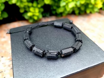 Bransoletka męska z surowym turmalinem na czarnym pudełku prezentowym, biżuteria Brazi.