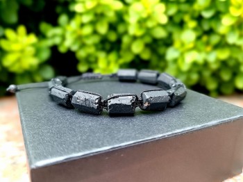 Zbliżenie na surowe bryłki czarnego turmalinu w bransolecie męskiej, marka Brazi.