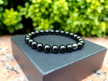 Męska bransoletka z czarnym turmalinem i hematytem na pudełku jubilerskim, biżuteria Brazi.