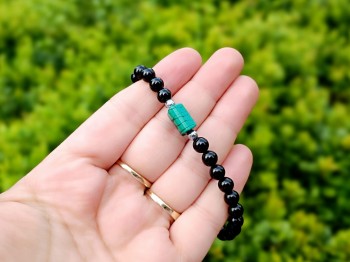 Męska bransoletka z malachitem i turmalinem. Elegancka, z detalami ze srebra.