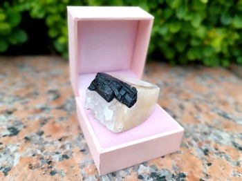Pierścionek z turmalinem w kwarcu w ozdobnym pudełku, ręcznie wykonana biżuteria Brazi