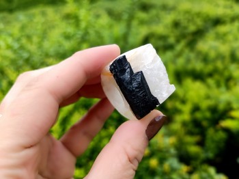 Detale czarnego turmalinu na kwarcu w srebrnym pierścionku, boczny profil kamienia, marka Brazi