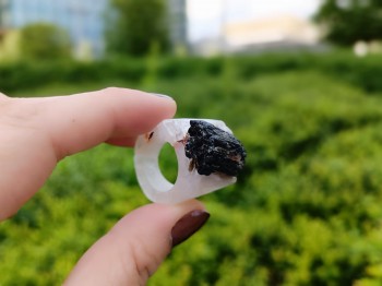 Srebrny pierścionek z turmalinem na kwarcu, widok profilu obrączki i naturalnych inkluzji, marka Brazi