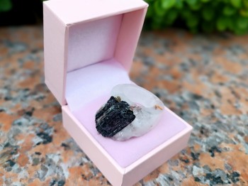 Pierścionek Brazi Druse Jewelry z turmalinem na kwarcu, rozmiar 10, w surowym, naturalnym stylu.